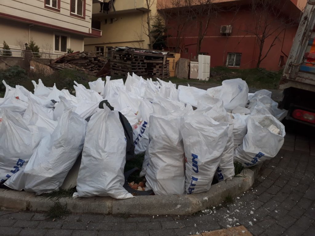 Çuvallı Moloz Atımı